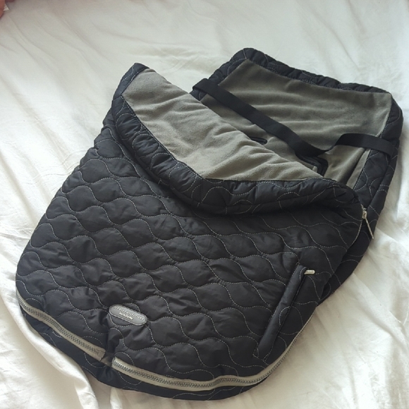 JJ Cole Quilted Black and Gray BundleMe Stroller Blanket Muff - Picture 1 of 4